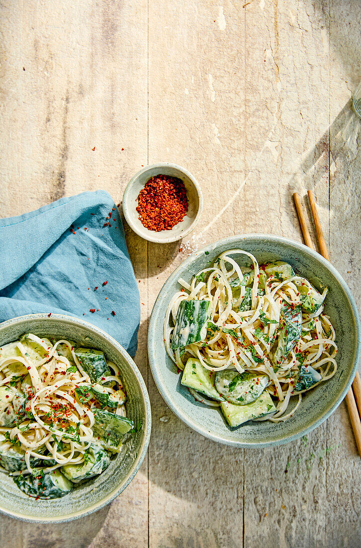 Sichuan Nudeln mit Gurken und Räucherpaprika