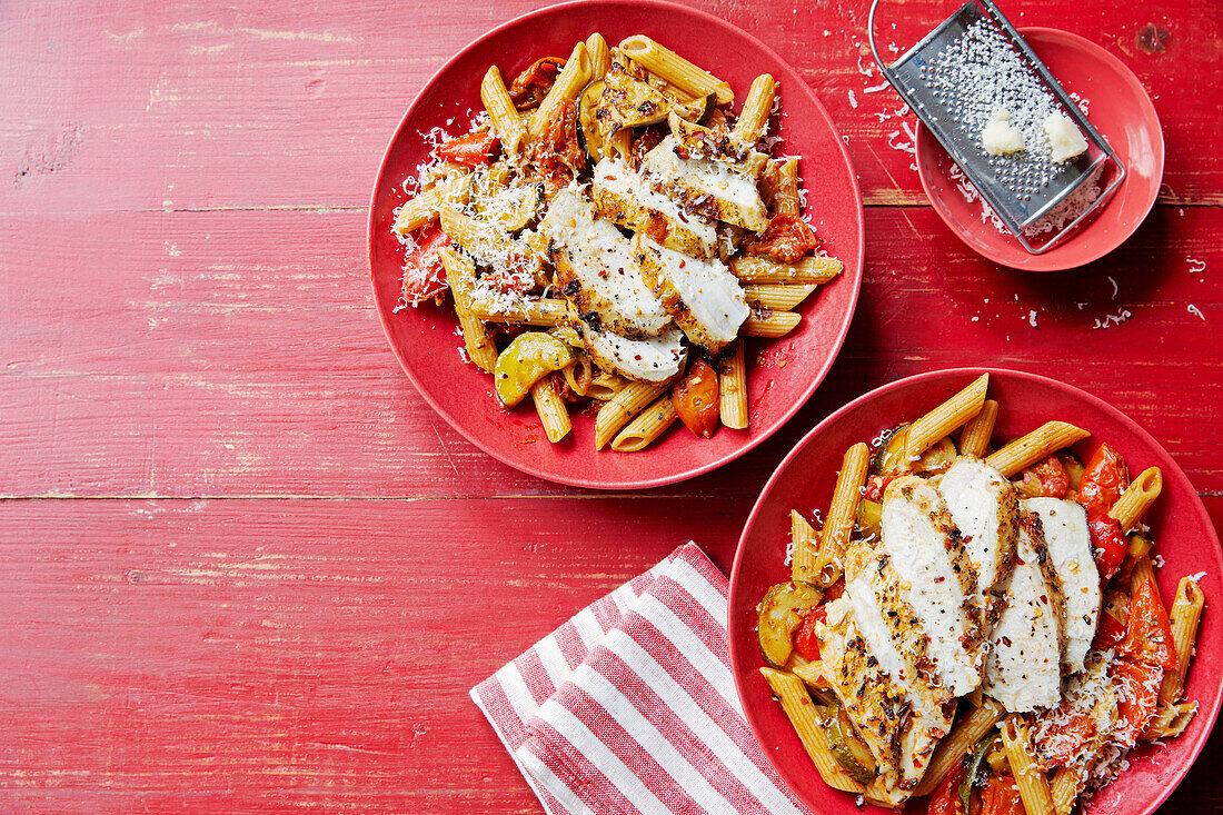 Pasta mit Hühnchenfilet und geröstetem Sommergemüse