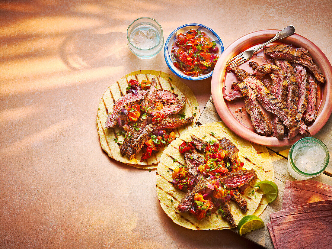 Bavette-Tacos mit gebratener Tomatensalsa