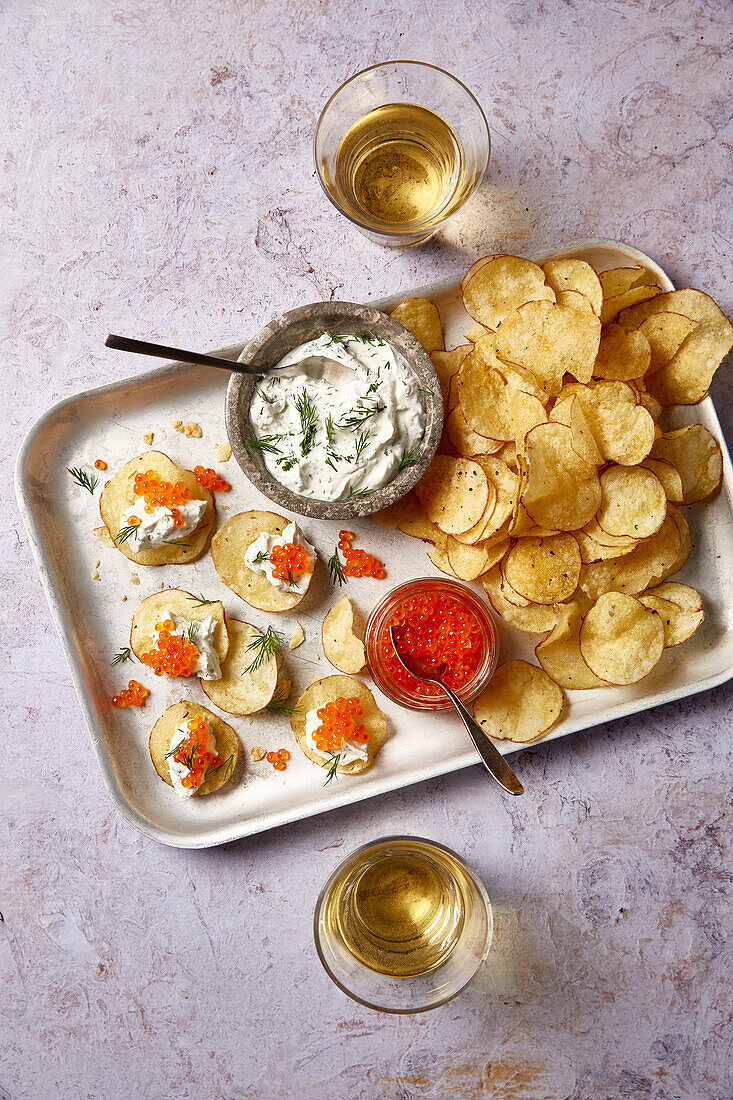 Chips mit Dill-Sauerrahm und Kaviar