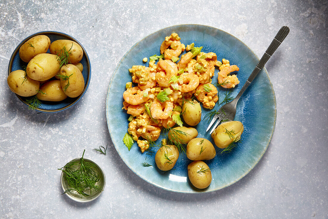 Rührei mit Garnelen und Pellkartoffeln