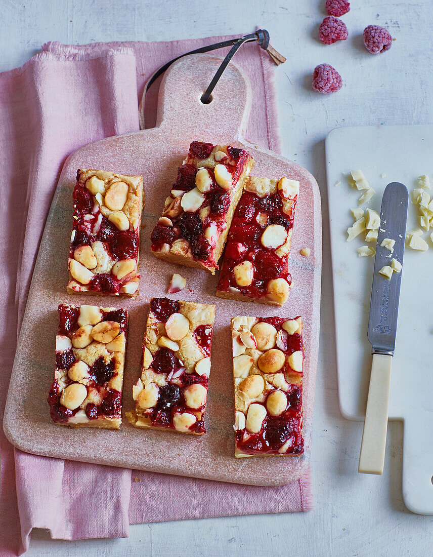 Himbeer-Blondies mit Macadamianüssen