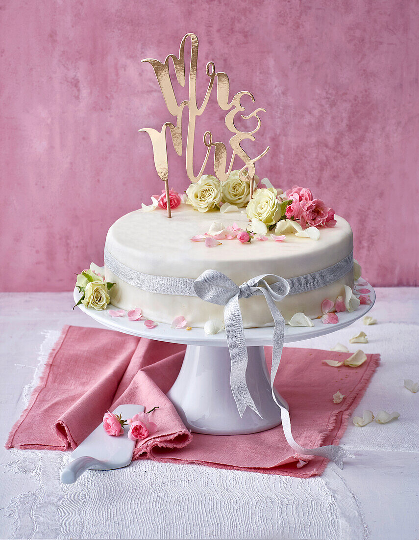 Hochzeitstorte mit weißen und rosa Rosen