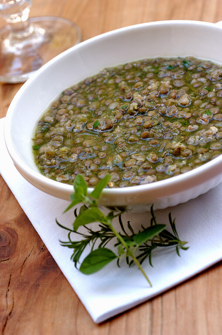 Linsensuppe mit Kräutern