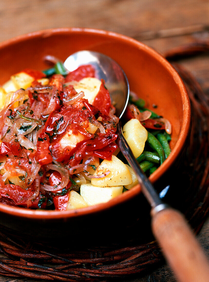 Gemüse-Antipasti mit Tomaten und Zwiebeln