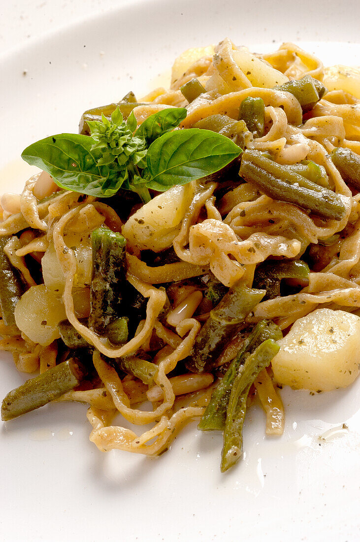 Farro-Tagliatelline mit Pesto, Bohnen und Kartoffeln