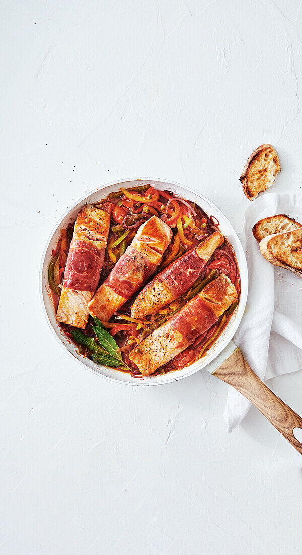 Lachs im Prosciuttomantel in baskischer Sauce