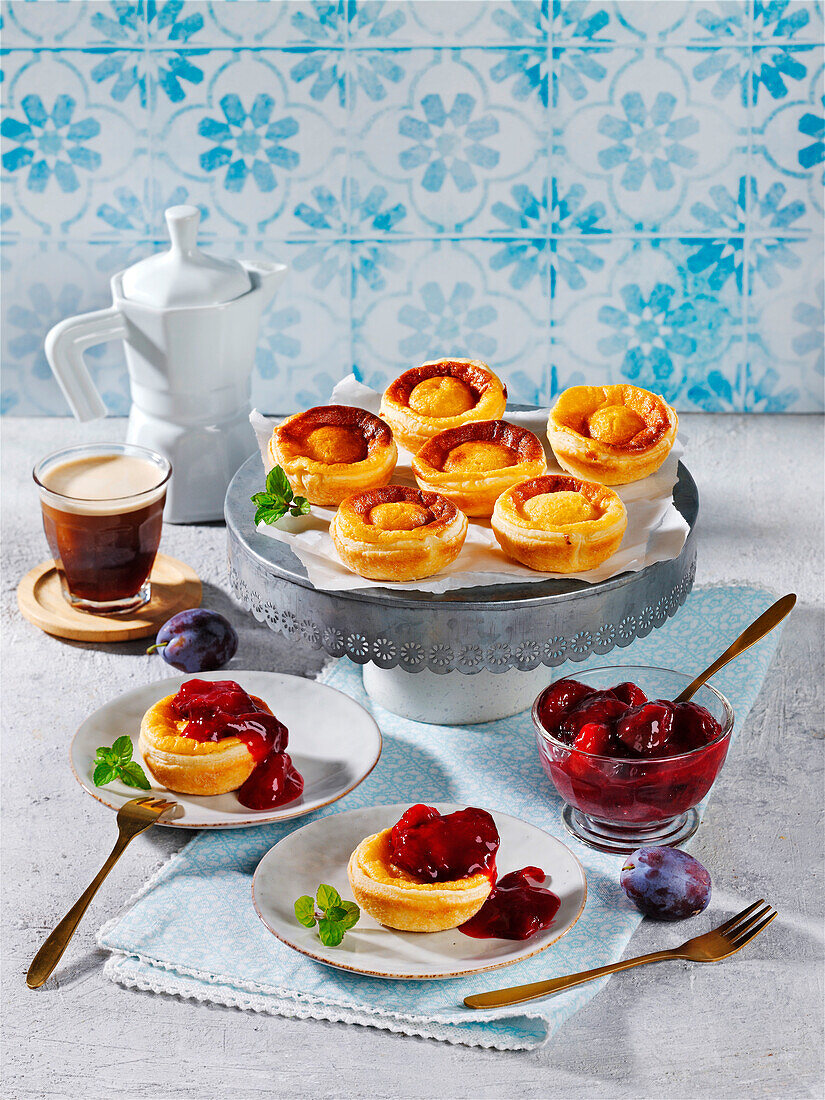 Pasteis de Nata mit Zwetschgenkompott