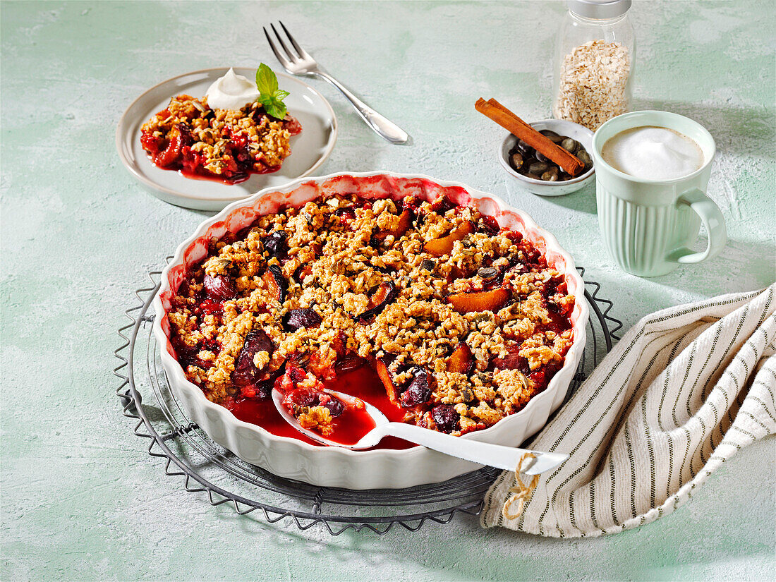  Plum crispy crumble, crumble topping, plum cake 