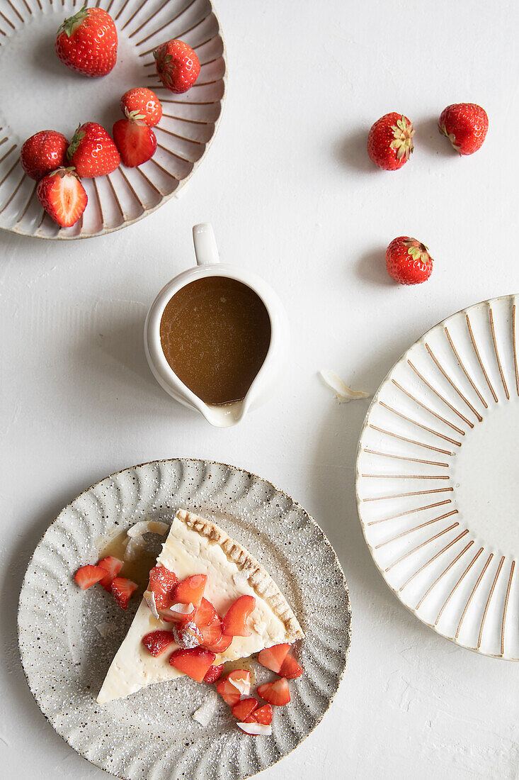 Joghurttorte mit Erdbeeren und Karamellsauce