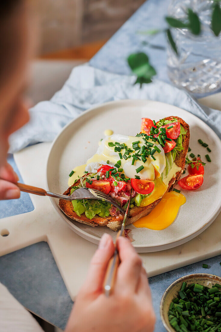 Eggs Benedict mit Avocado und Tomaten