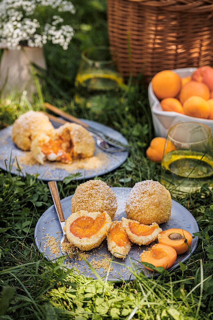 Marillenknödel mit Butterbröseln