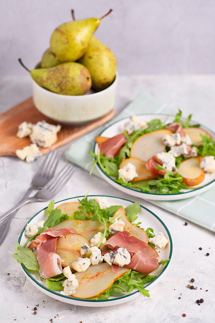 Rucola-Birnen-Salat mit Schinken und Blauschimmelkäse