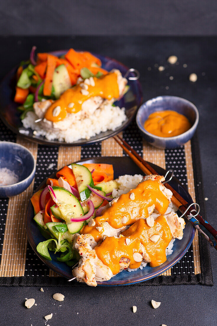 Hähnchenspieße mit Satay-Sauce und Gemüsesalat