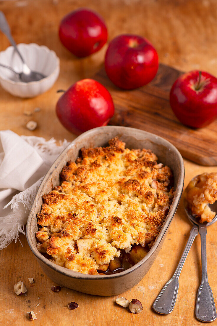 Apple and cinnamon crumble