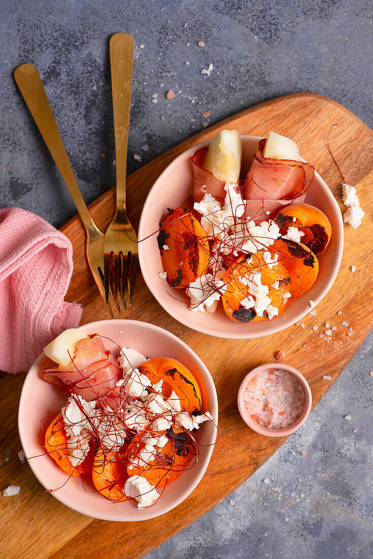 Gebackene Aprikosen mit Melone, italienischem Schinken, Feta und Chilifäden