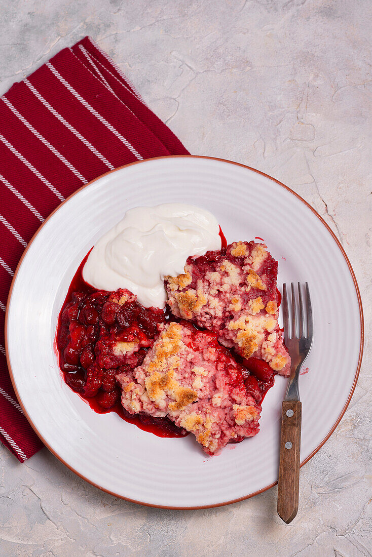 Erdbeer-Himbeer-Crumble mit Joghurt