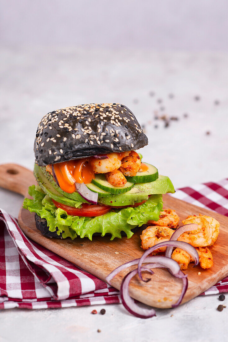 Black burger with prawns, vegetables and chilli sauce