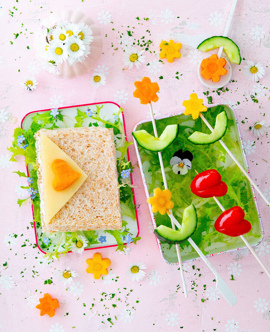 Liebesbrief-Sandwich mit Blumen-Rohkoststicks