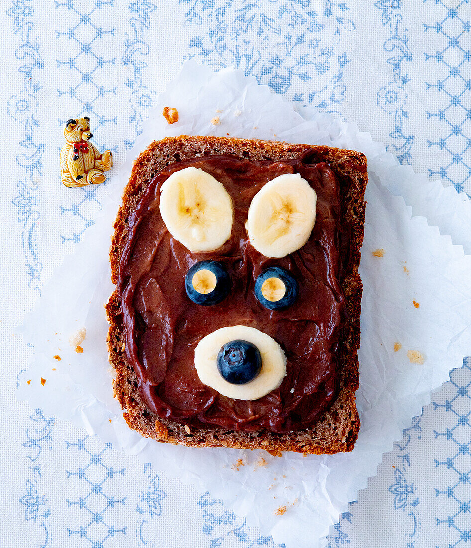 Wholemeal bread with chocolate spread, bananas and blueberries