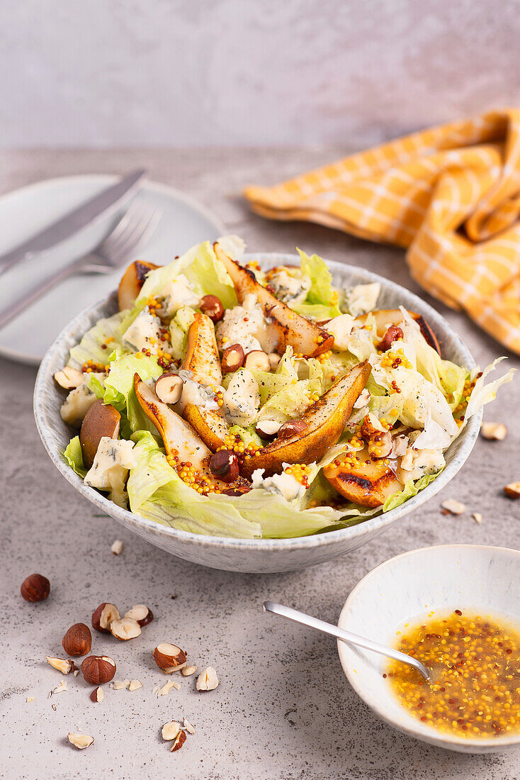 Eisbergsalat mit Birnen, Nüsse, Blauschimmelkäse und Senf-Dressing