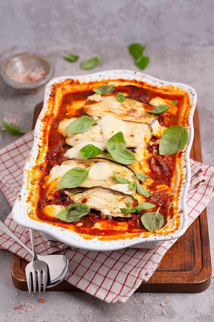 Lasagne mit Auberginen, Schweinefleisch und Mozzarella