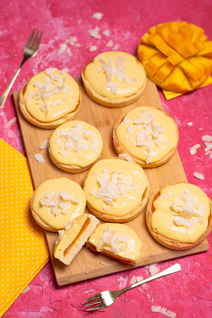 Mango-Joghurt-Tartelettes mit Kokos