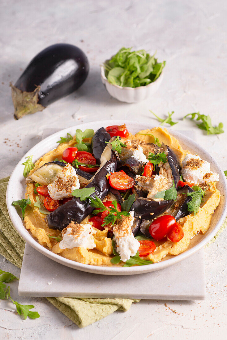 Hummus mit Auberginen, Kirschtomaten und Feta