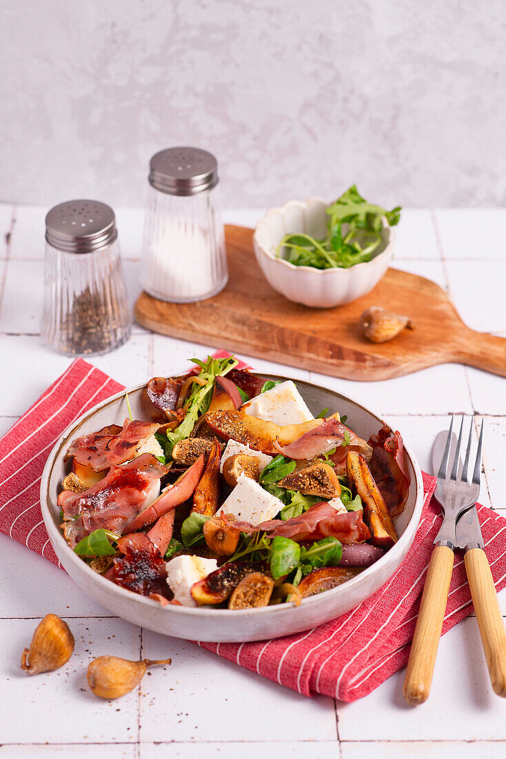 Salat mit getrockneten Feigen, italienischem Schinken und Schafskäse