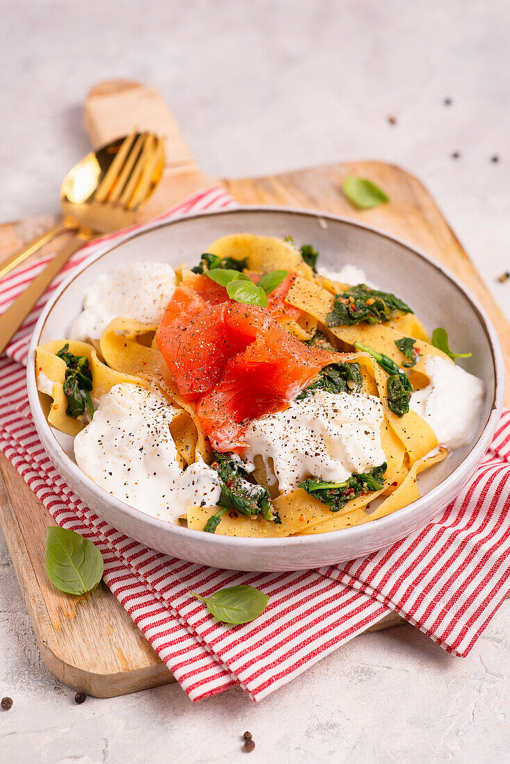 Pappardelle mit Stracciatella, Lachs und Spinat