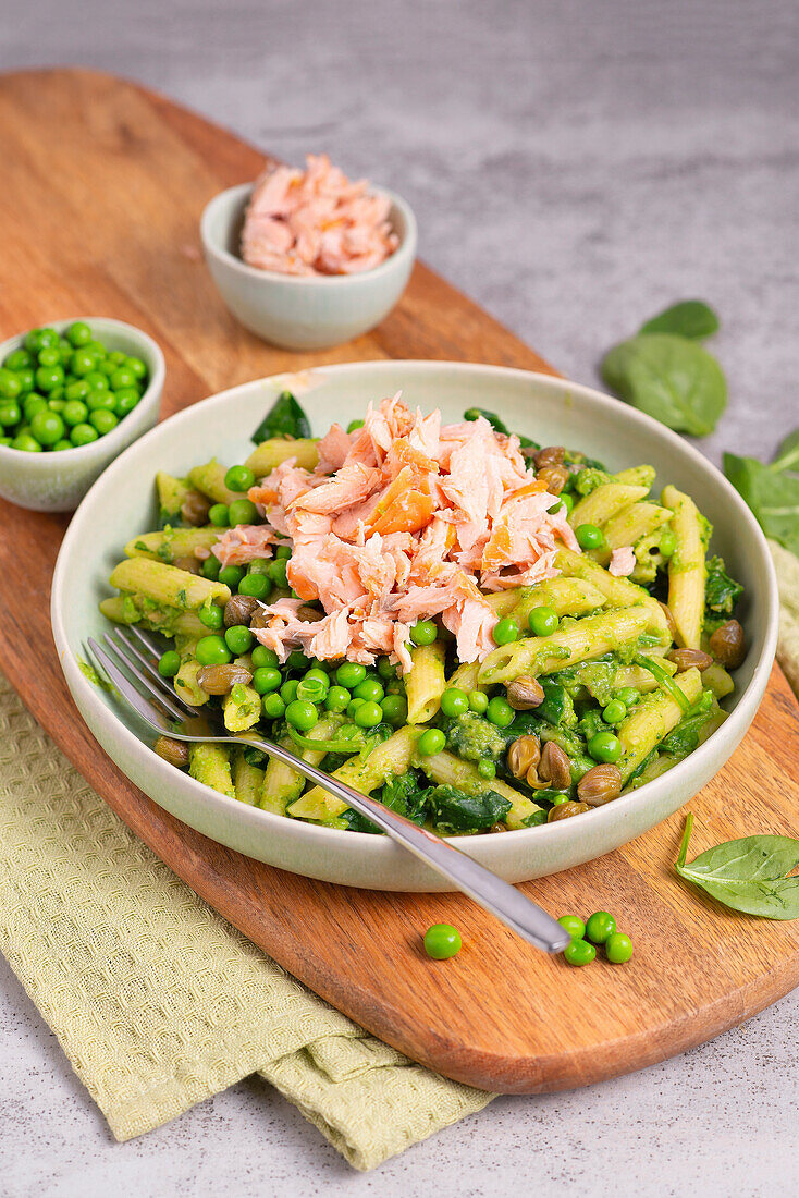 Penne mit Brokkolisauce, Erbsen und Lachs