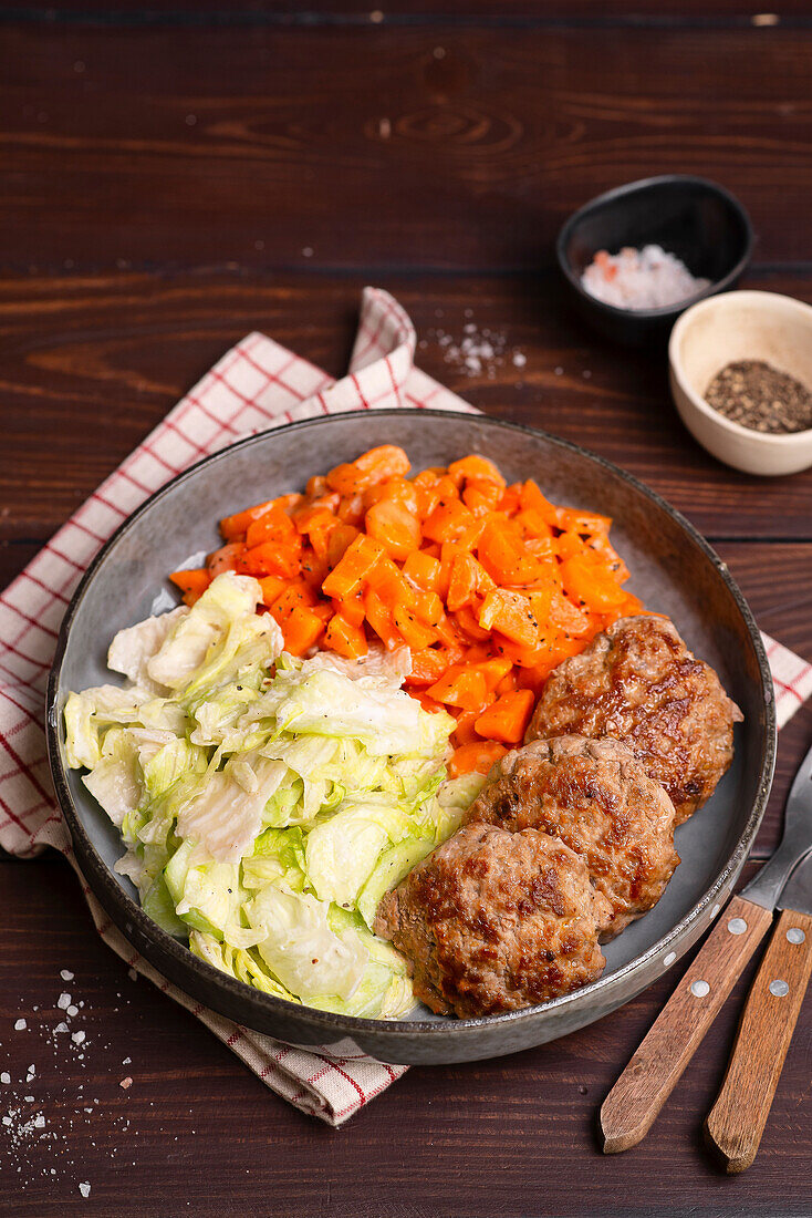 Schweinefrikadellen mit Eisbergsalat und Möhren