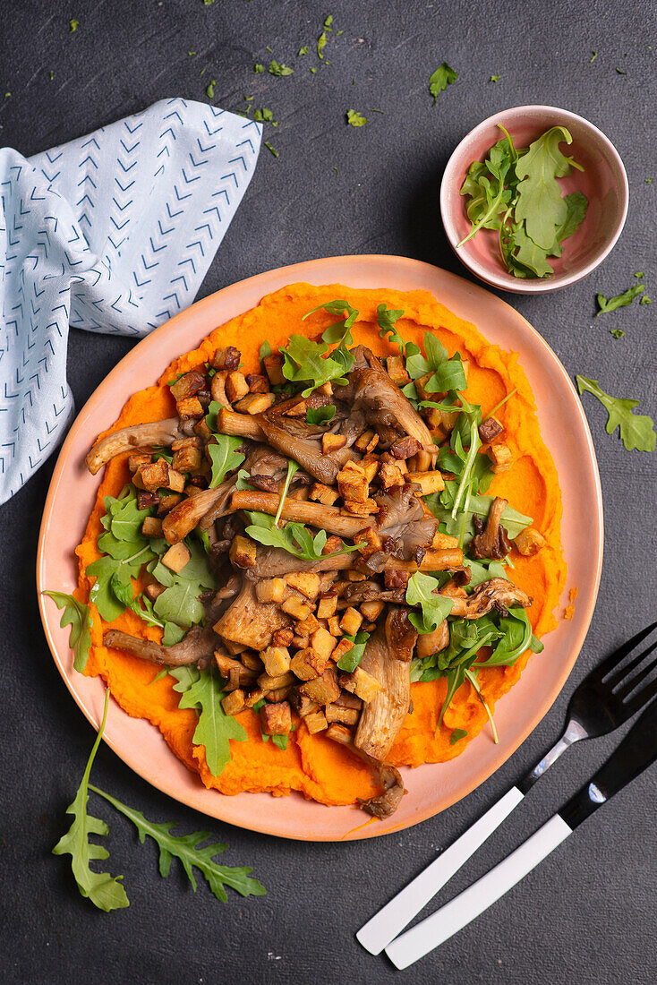 Austernpilze und Tempeh mit Rucola auf Kürbispüree