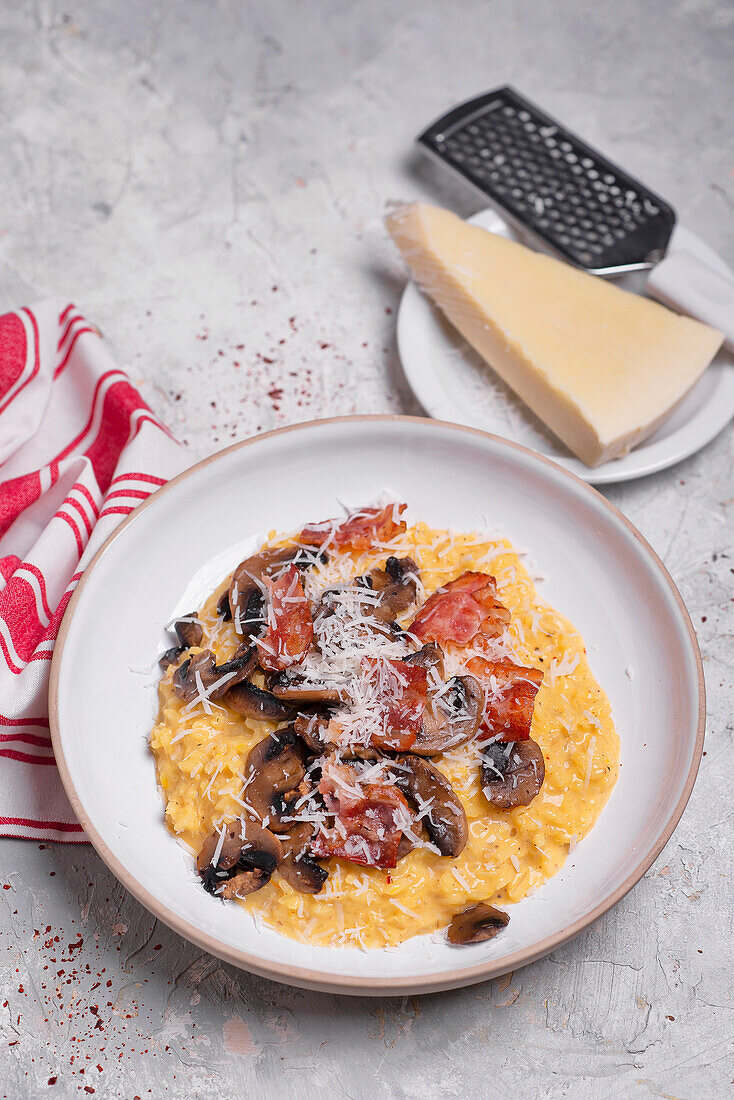 Safran-Risotto mit Pilzen, italienischem Schinken und Parmesan