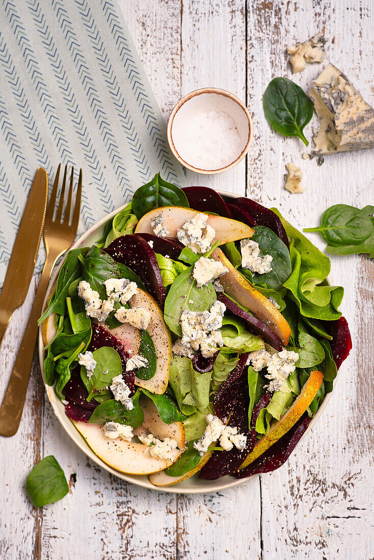 Spinatsalat mit gebackener Rote Bete, Birne und Blauschimmelkäse