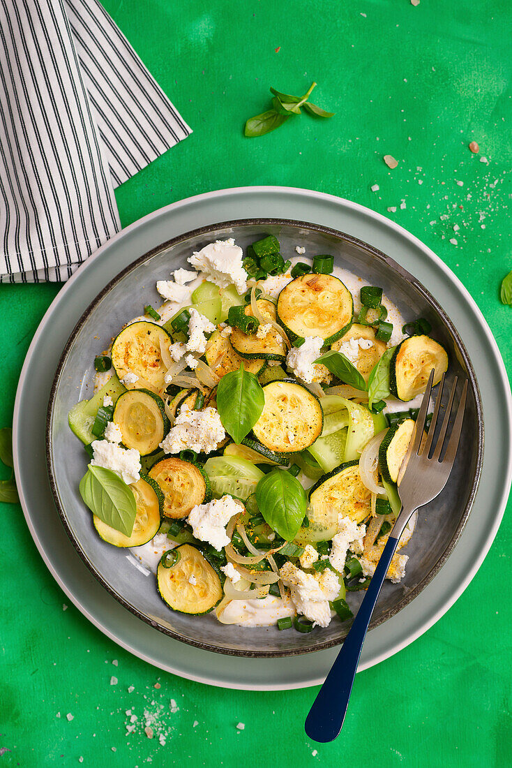 Baked courgette with onions, cucumber and feta