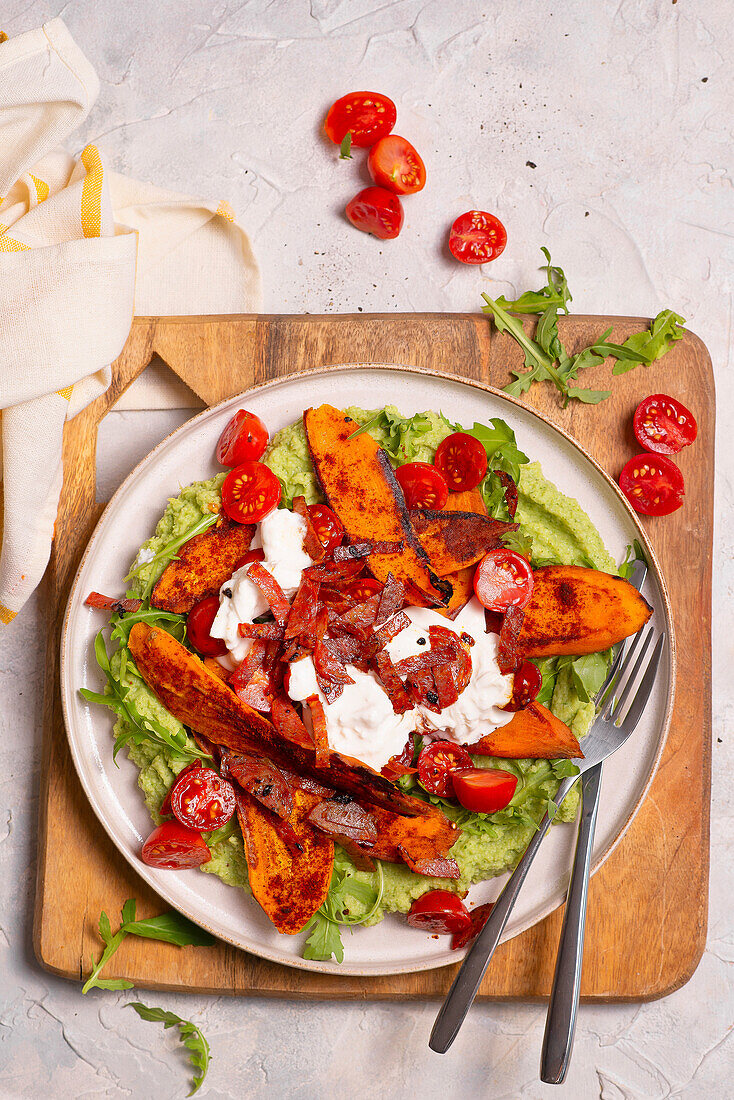 Erbsendip mit Rucola, Süßkartoffeln, Tomaten und Chorizo