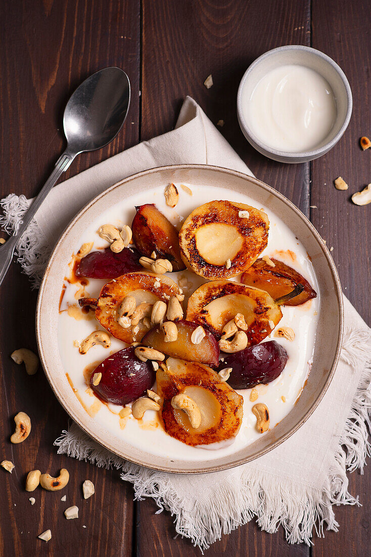 Joghurt mit gebackenen Birnen, Pflaumen und Cashews