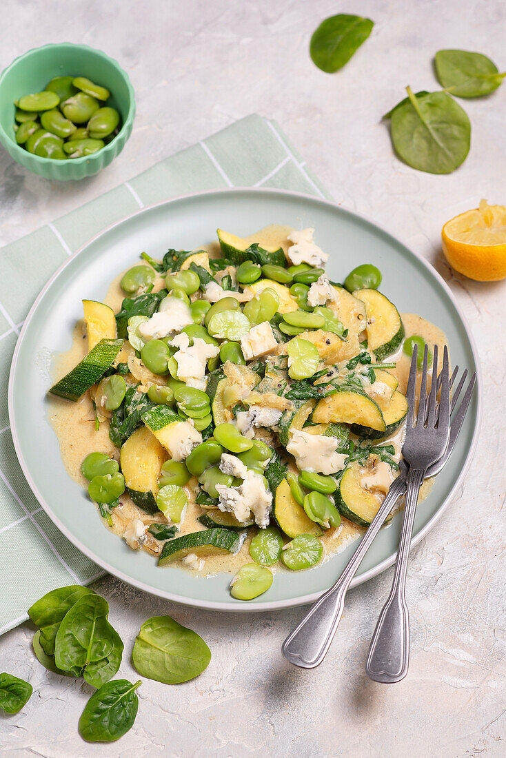 Courgette pan with lemon sauce, spinach and gorgonzola