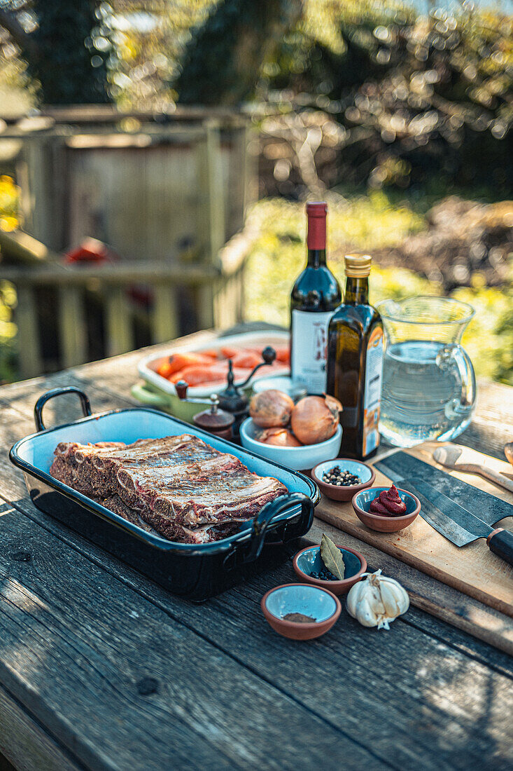 Rinderquerrippe mit Gemüse für den Dutch Oven