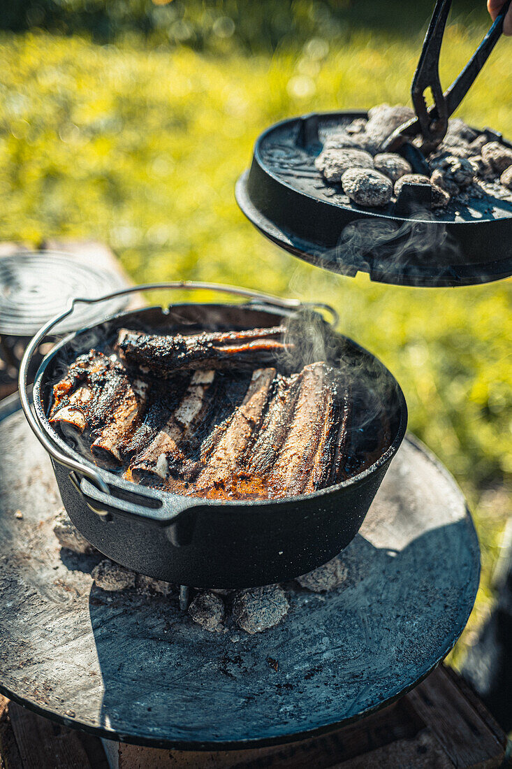 Geräucherte Querrippen vom Rind im Dutch Oven