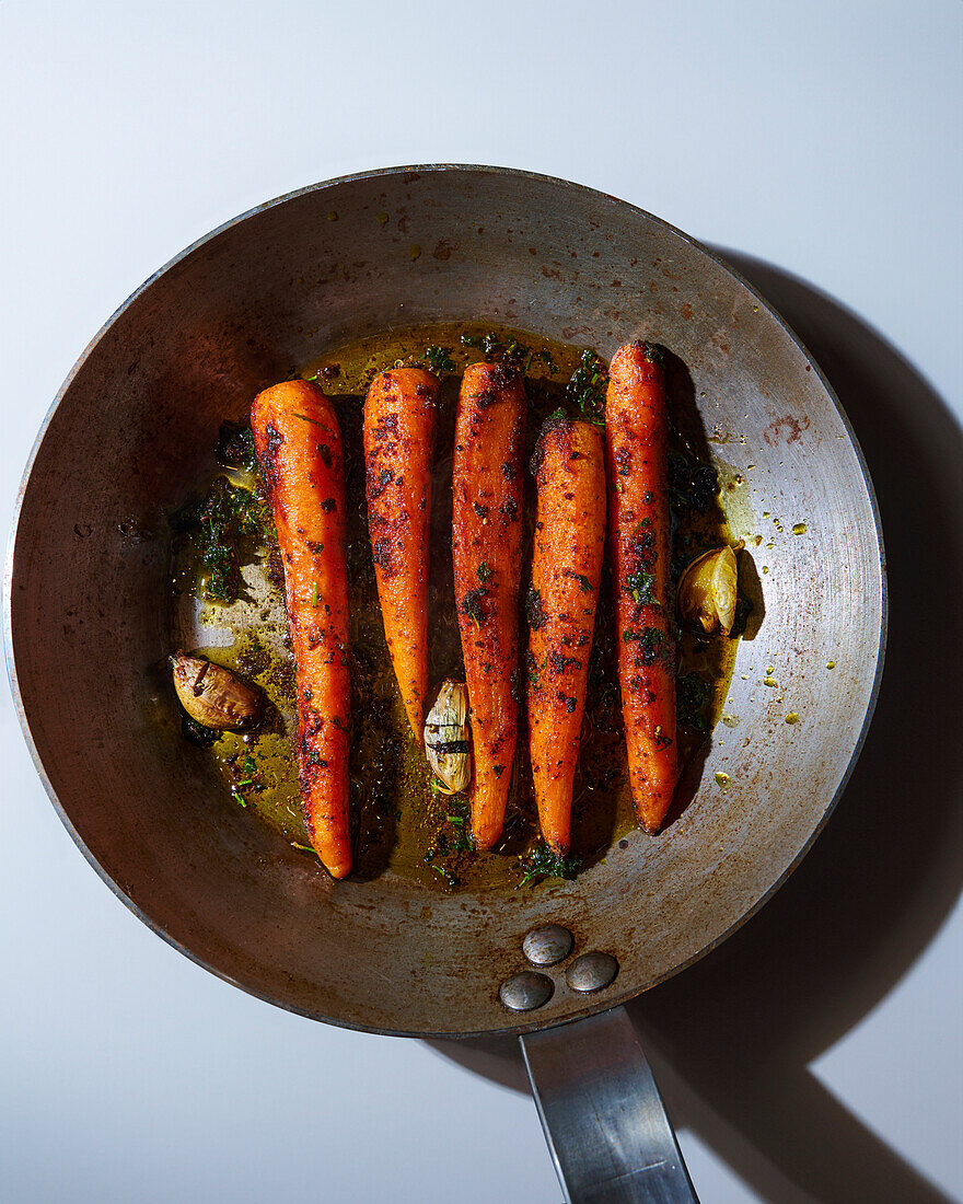 Karotten à l’Orange mit Knoblauch und Petersilie