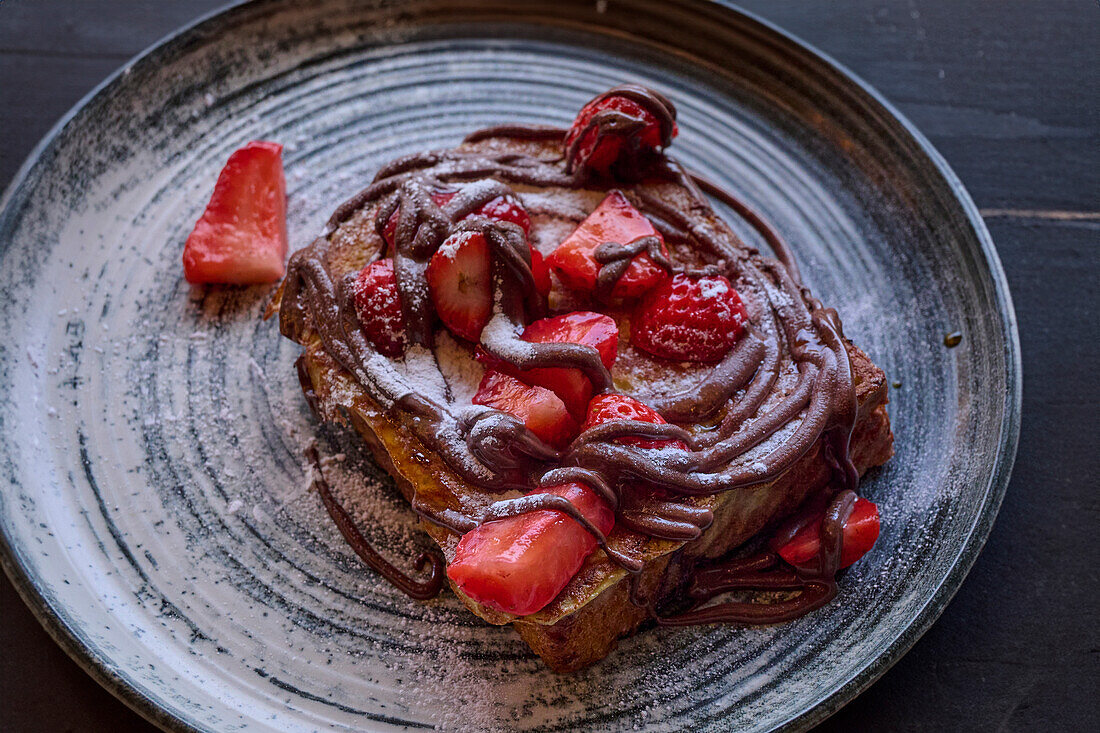 Waffel mit Erdbeeren und Schokoladensauce