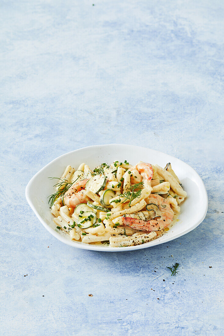 Penne mit Garnelen und Zucchini in Sahnesoße