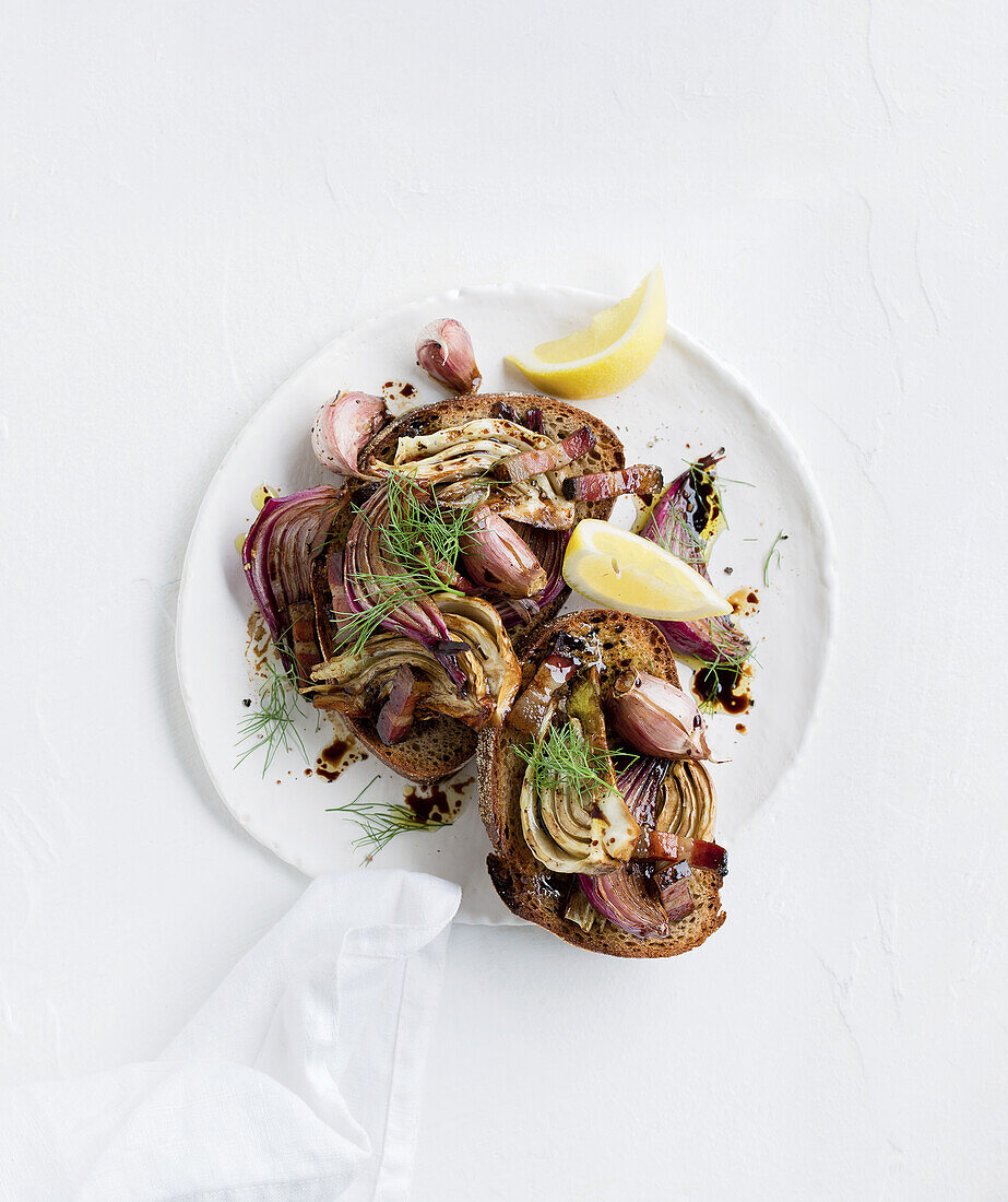 Bruschetta mit gegrilltem Fenchel und roten Zwiebeln