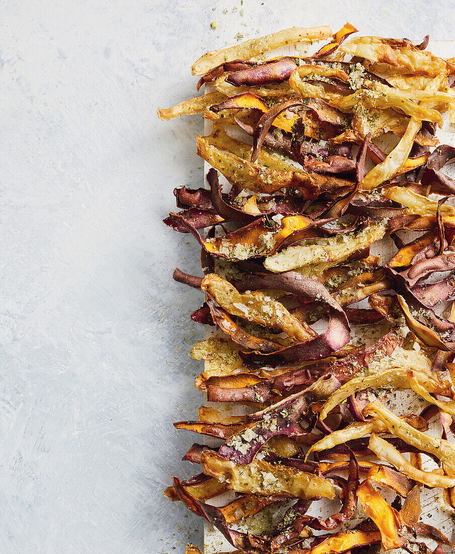 Vegetable crisps from the airfryer with herb salt