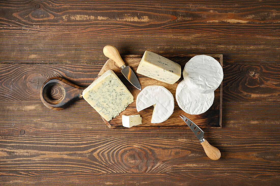 Käseplatte mit Camembert, Brie und Gorgonzola