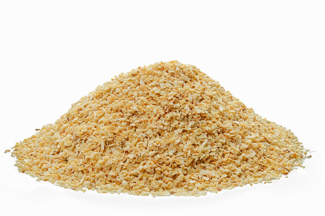 Dried, crushed garlic flakes