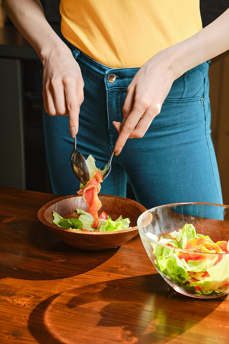 Blattsalat mit Räucherlachs und Parmesan