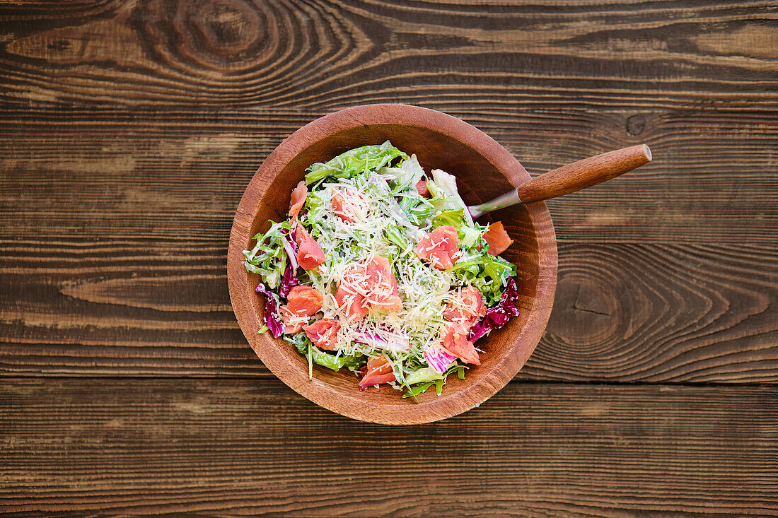 Leaf salad with smoked salmon and parmesan